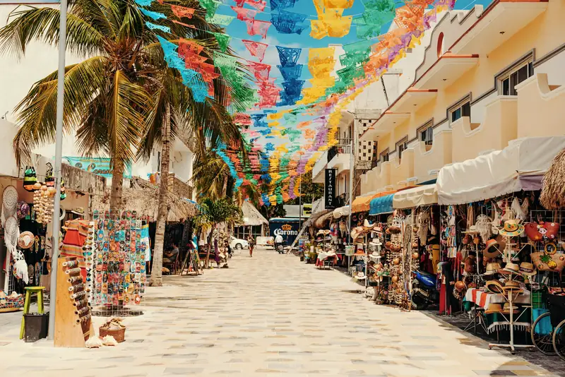 Quinta Avenida de Playa del Carmen con papel picado