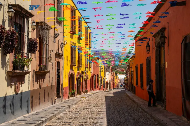 Calle empedrada de San Miguel de Allende con papel picado