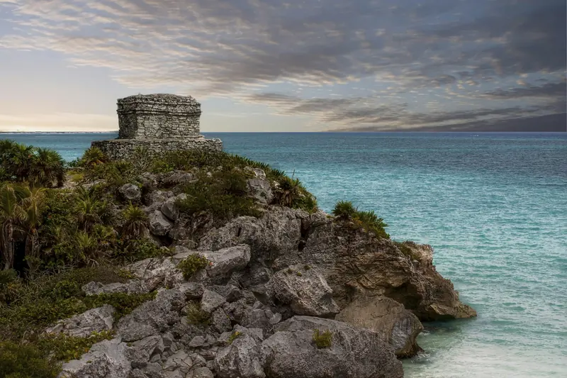 Zona arqueológica de Tulum sobre el acantilado frente al mar Caribe